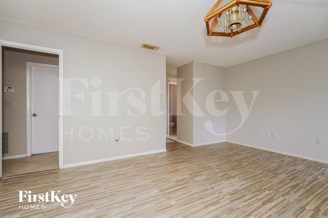 1389 Trollman Ave - Photo 6 of 17