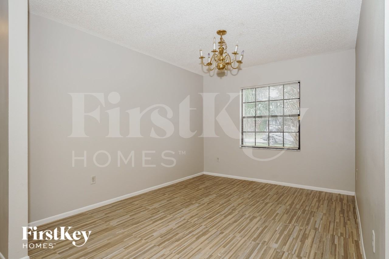 1389 Trollman Ave - Photo 7 of 17