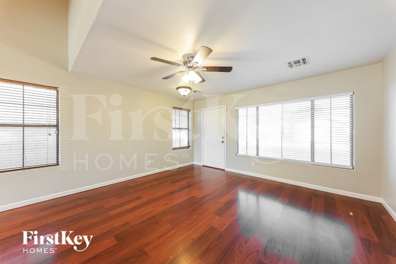 12807 W Voltaire Ave - Photo 4 of 19