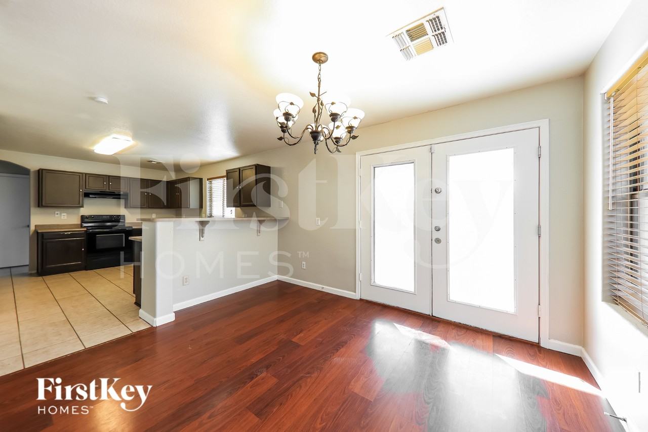 12807 W Voltaire Ave - Photo 5 of 19