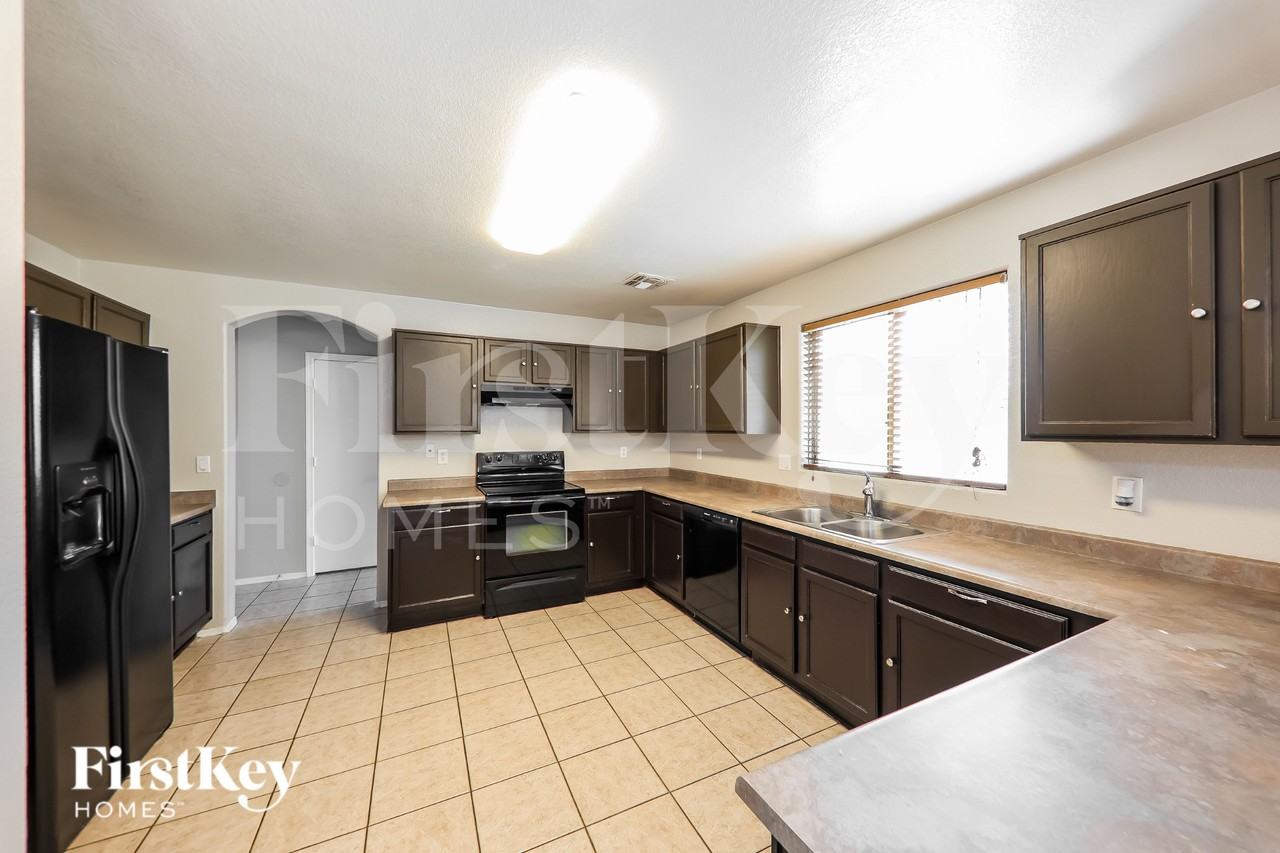 12807 W Voltaire Ave - Photo 7 of 19