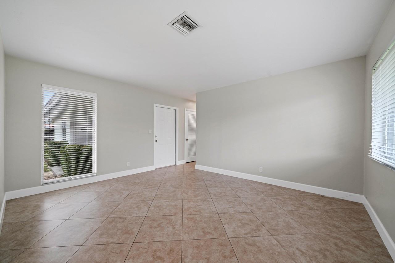 541 Ne 44th St #B - Photo 3 of 16