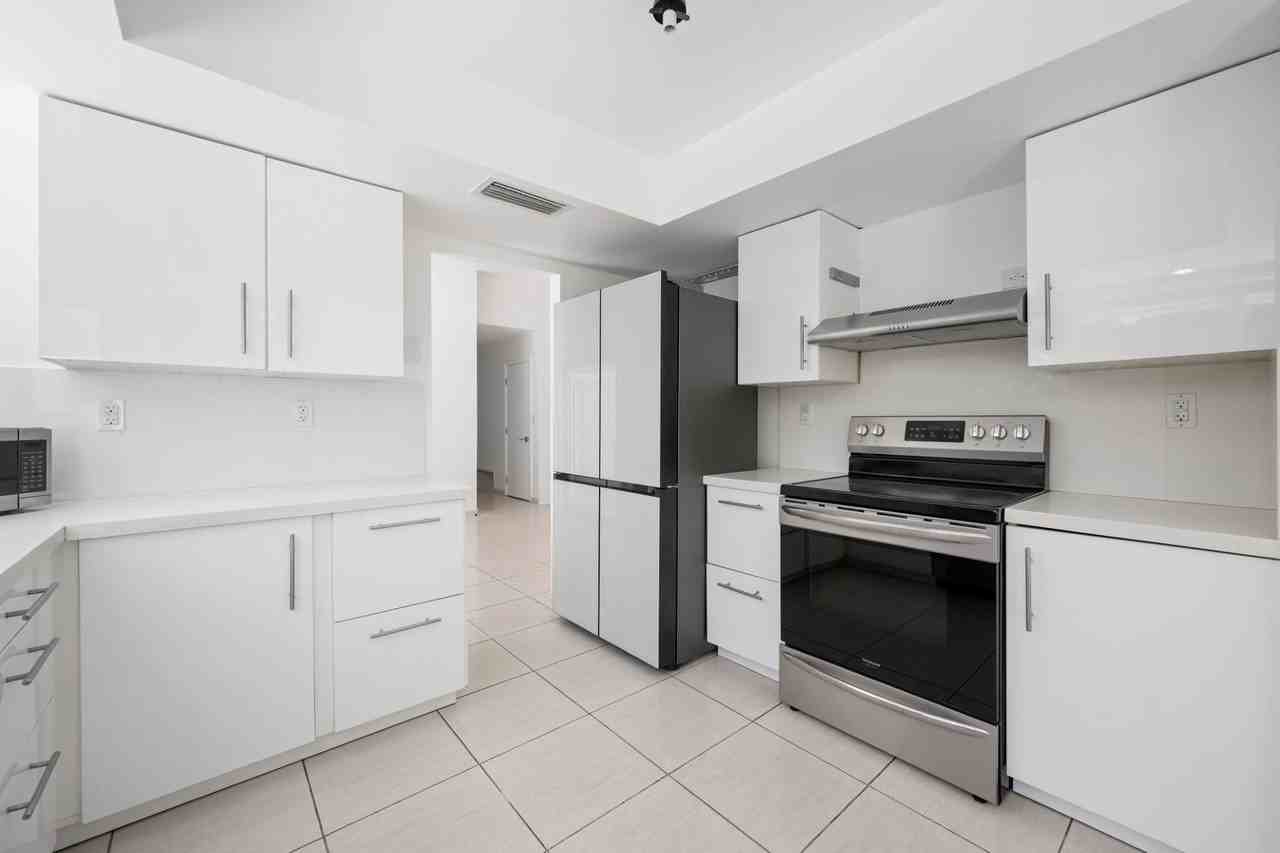 9515 Sw 118th Ct - Photo 4 of 28
