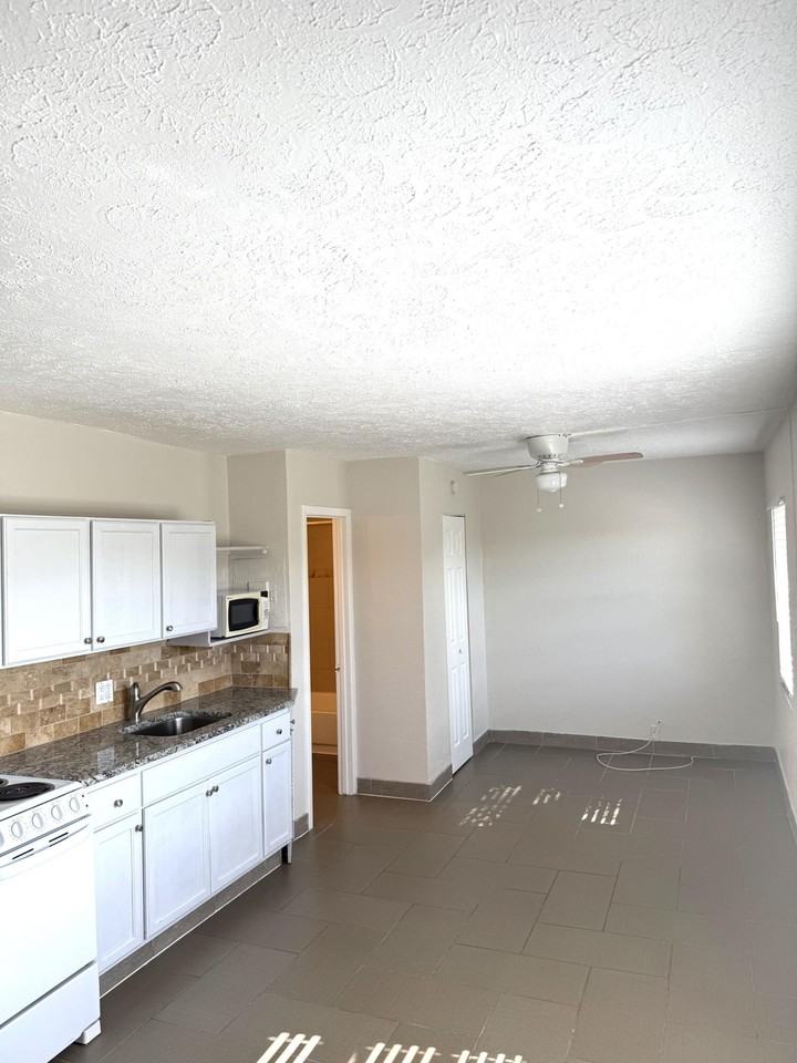 605 N Federal Hwy #14 - Photo 2 of 17