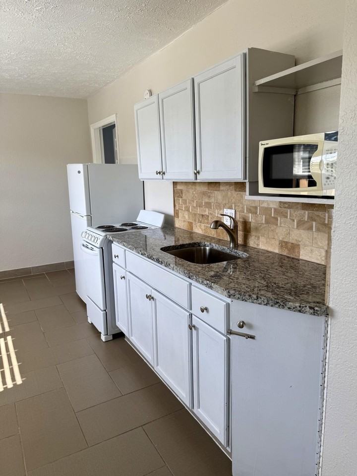 605 N Federal Hwy #14 - Photo 4 of 17