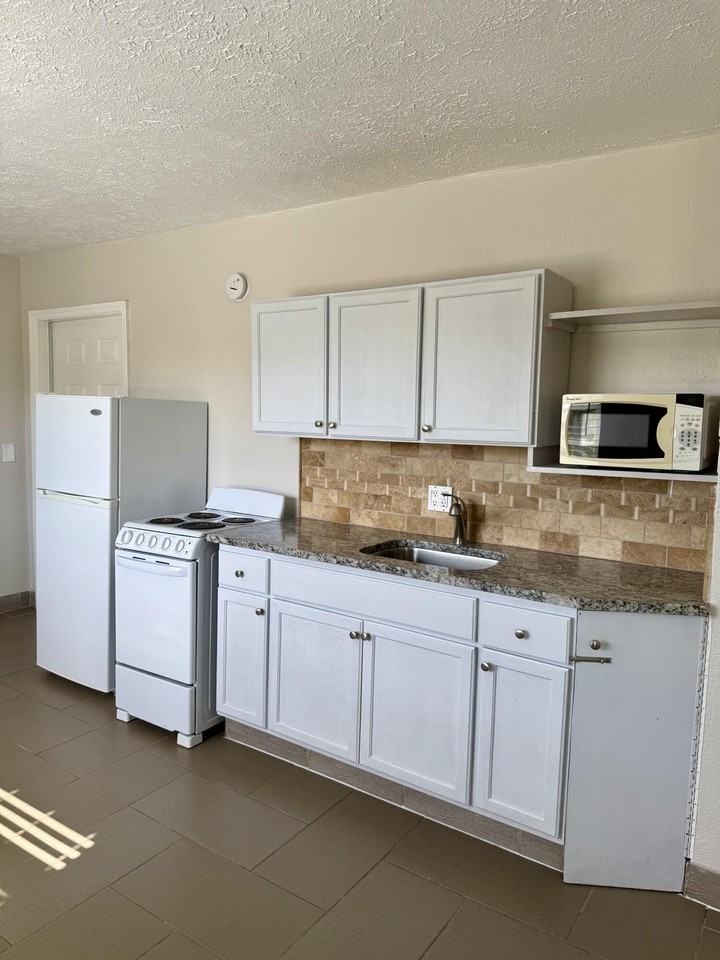 605 N Federal Hwy #14 - Photo 5 of 17