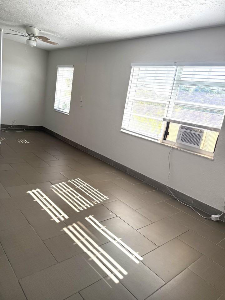 605 N Federal Hwy #14 - Photo 7 of 17