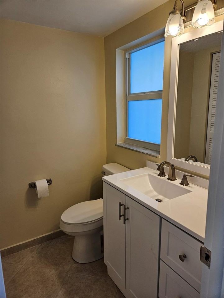 300 Ne 26th Ave - Photo 3 of 10