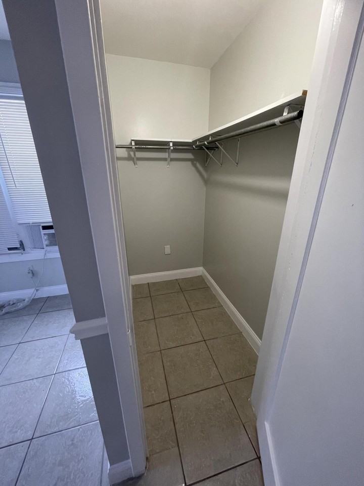 623 Selkirk St #B - Photo 7 of 14