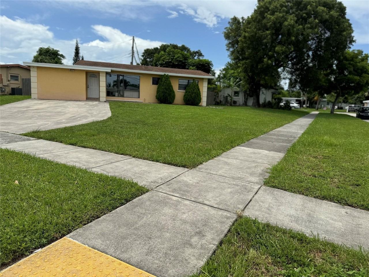 6101 Nw 18th St - Photo 2 of 21