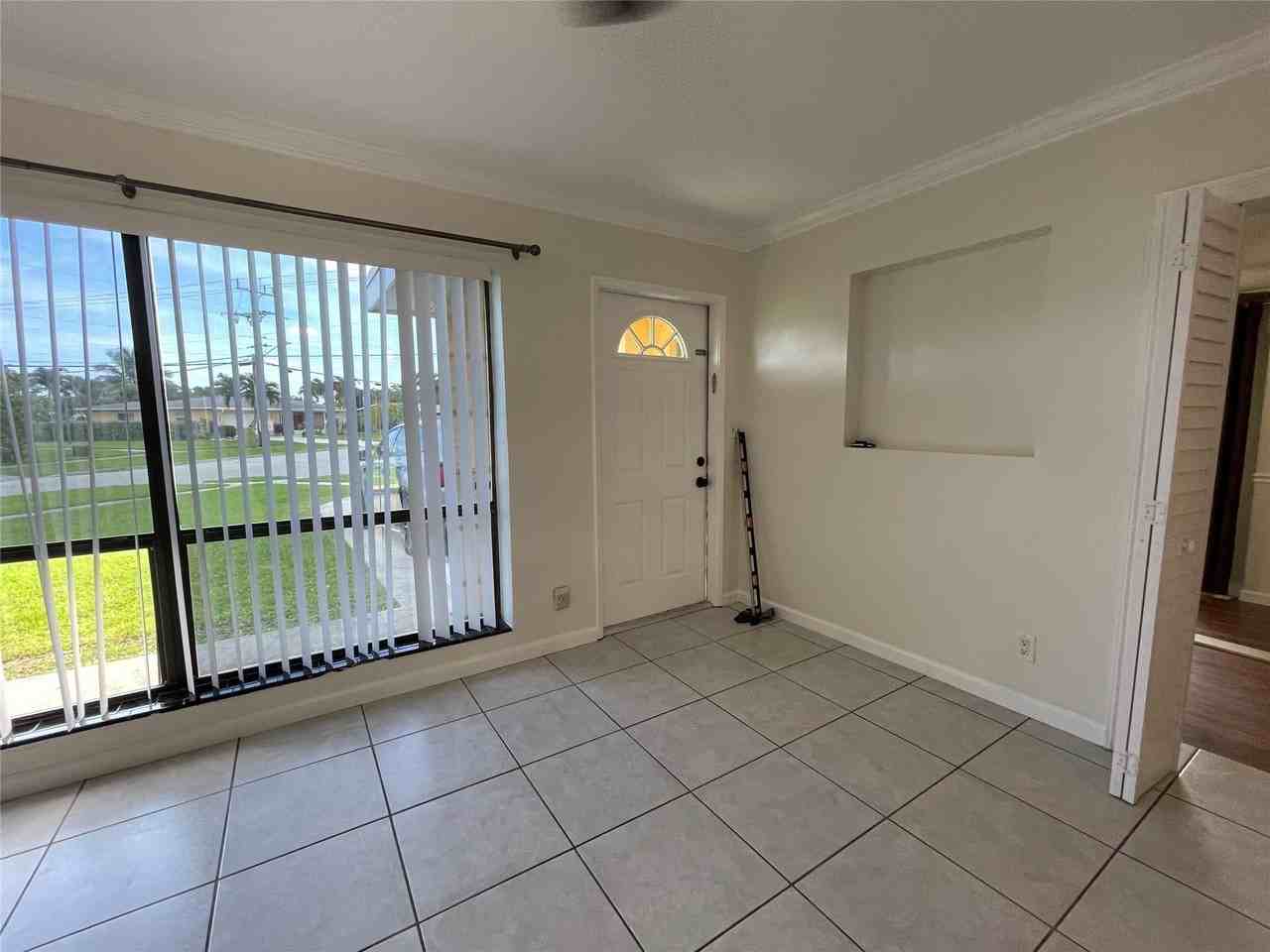 6101 Nw 18th St - Photo 6 of 21