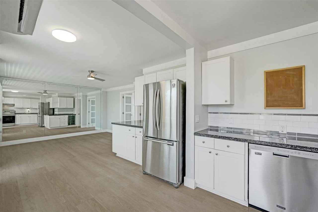 2400 Ne 9th St #304 - Photo 4 of 29