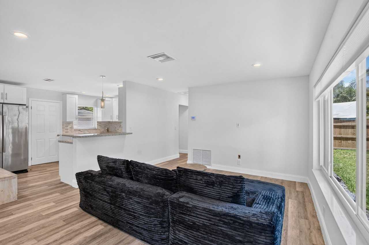 155 Ne 20th St - Photo 7 of 32