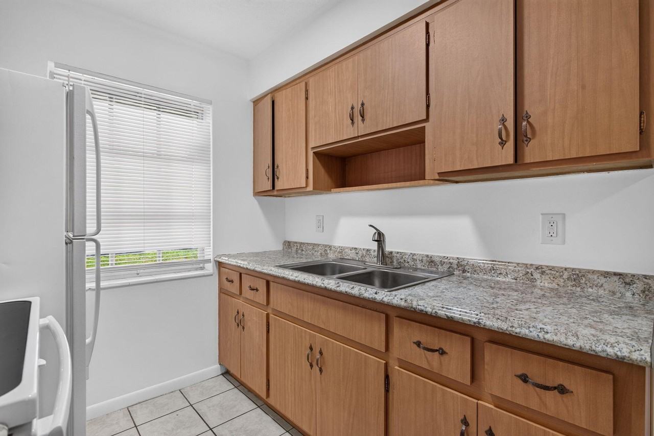 2391 Ne 11th Ct - Photo 4 of 11
