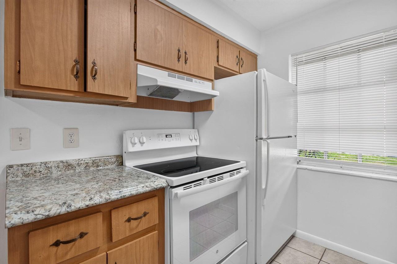 2391 Ne 11th Ct - Photo 5 of 11