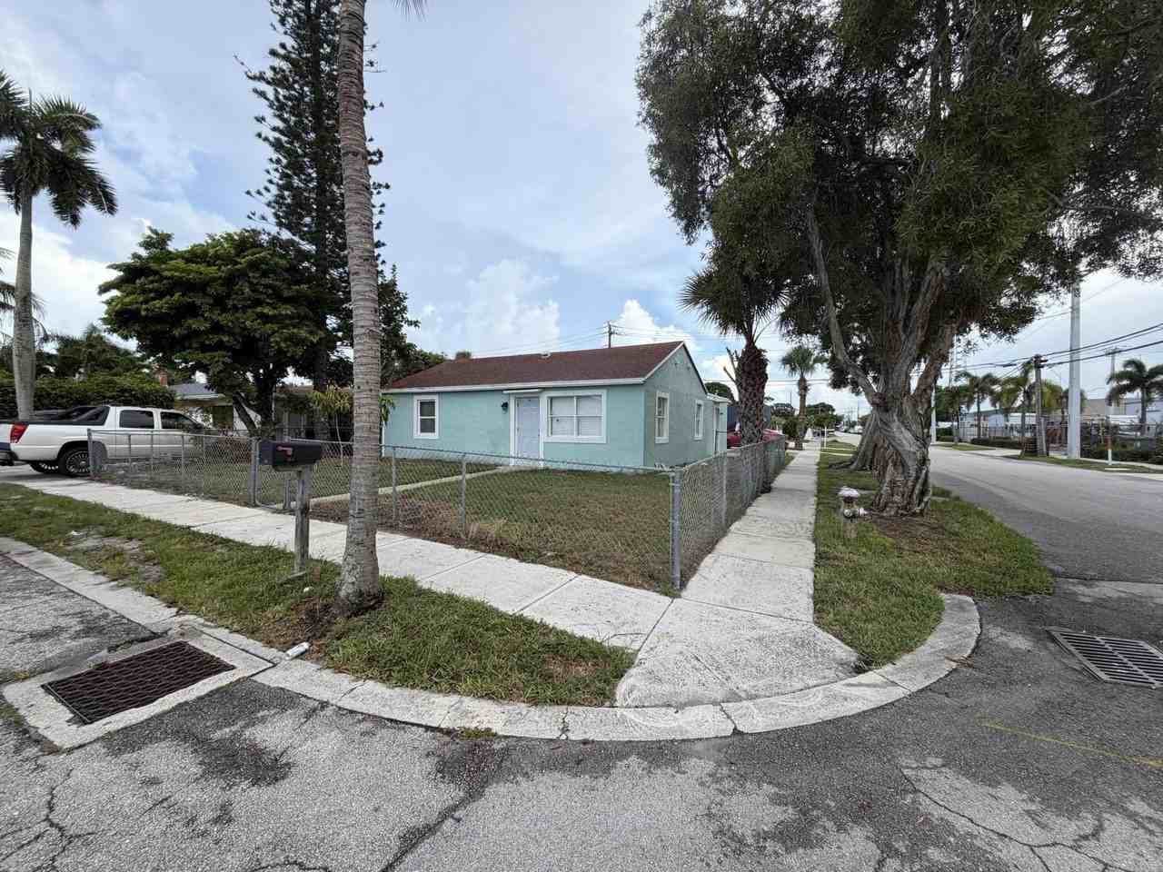 442 Winters St - Photo 2 of 36