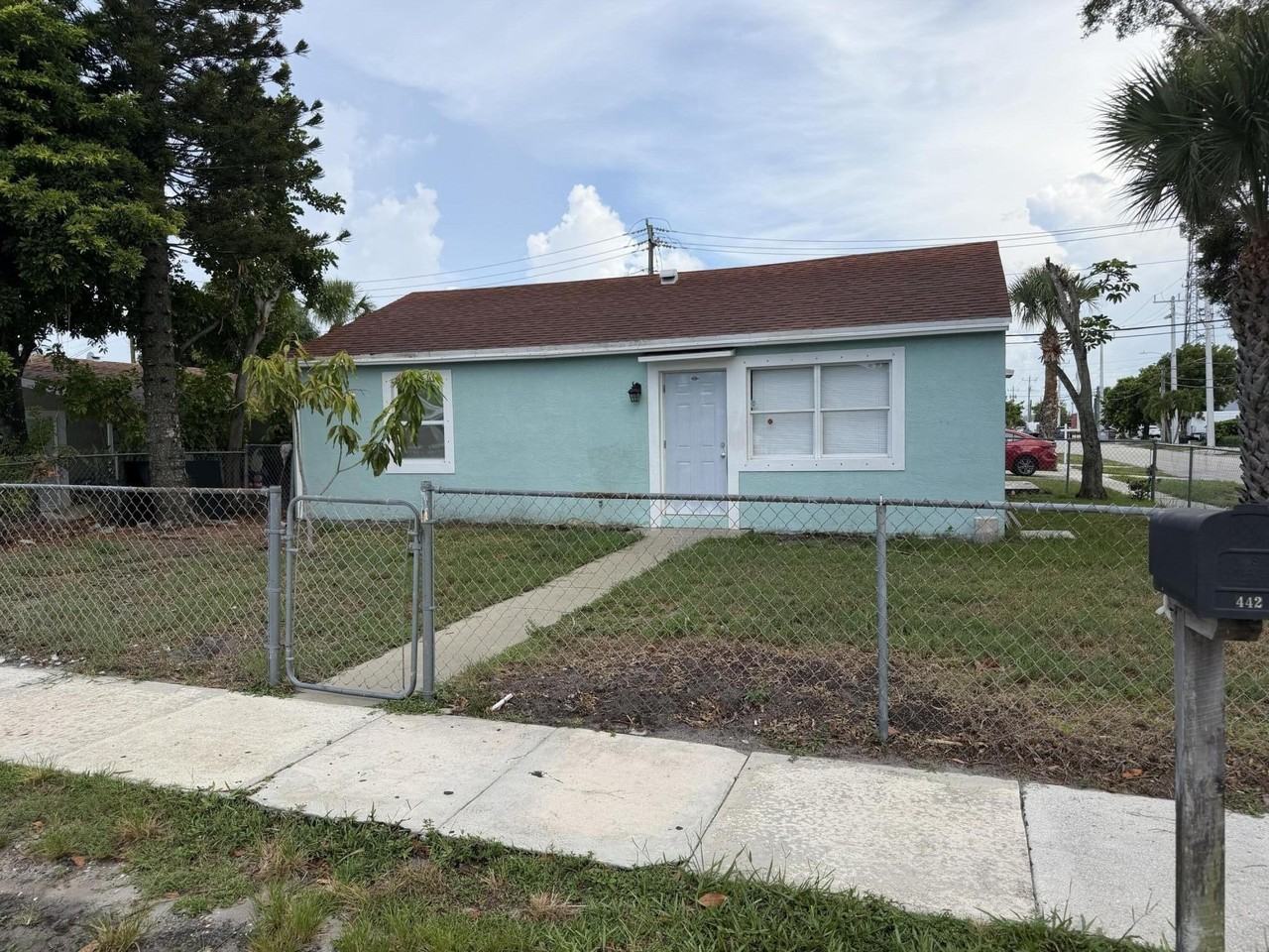 442 Winters St - Photo 3 of 36