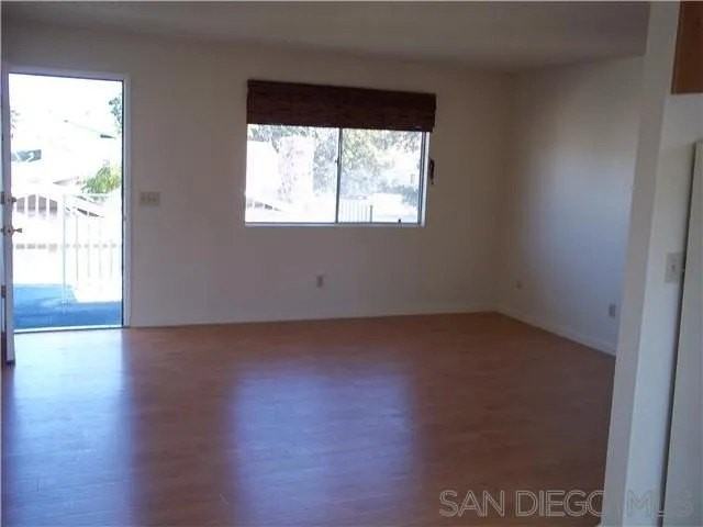 930 Ebony Ave - Photo 2 of 7