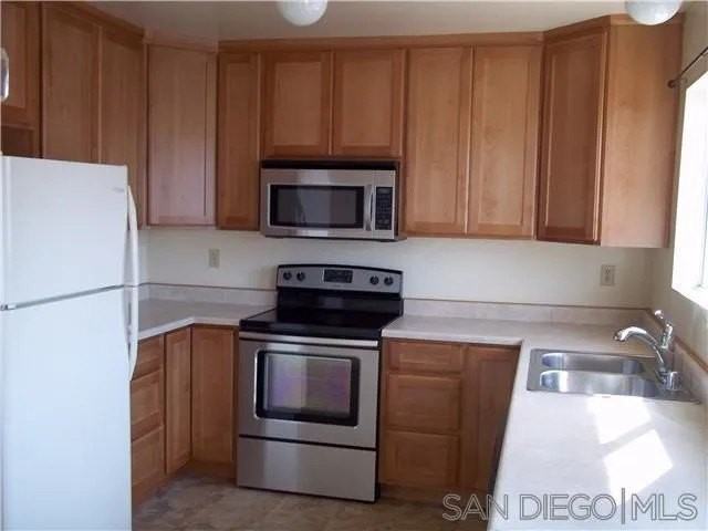 930 Ebony Ave - Photo 4 of 7