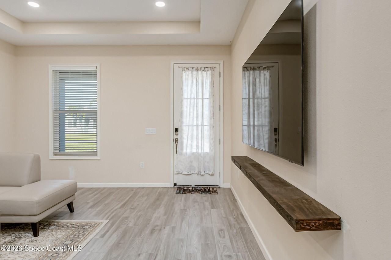 209 E Avenue B - Photo 4 of 47