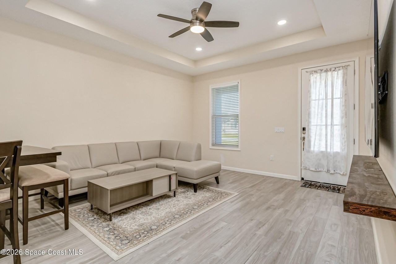 209 E Avenue B - Photo 5 of 47