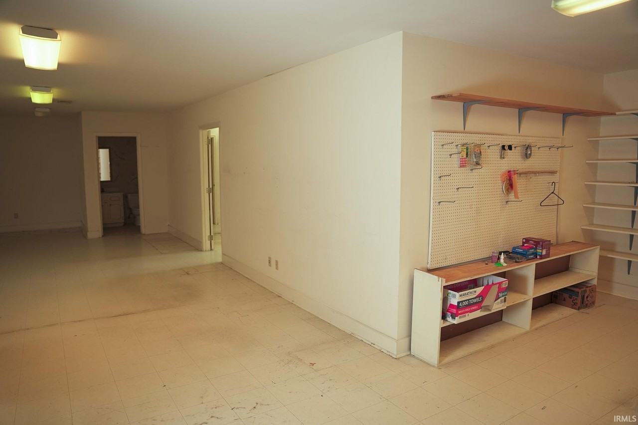 5055 Newburgh Plaza Dr - Photo 7 of 16