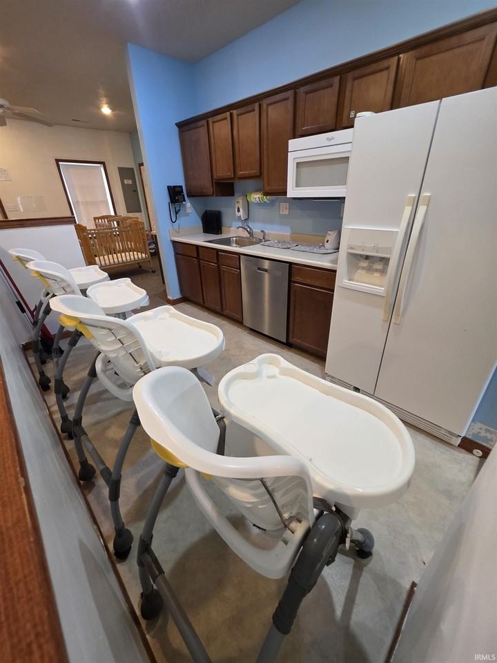 583 Northwood Ave - Photo 5 of 36