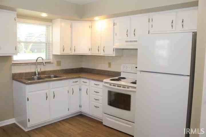 2555 Stanley Ct - Photo 3 of 10