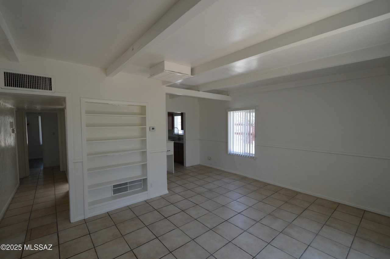 2119 N Catalina Ave - Photo 2 of 11