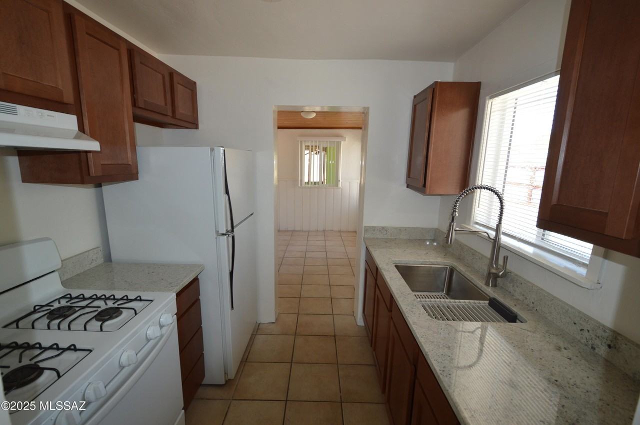 2119 N Catalina Ave - Photo 4 of 11