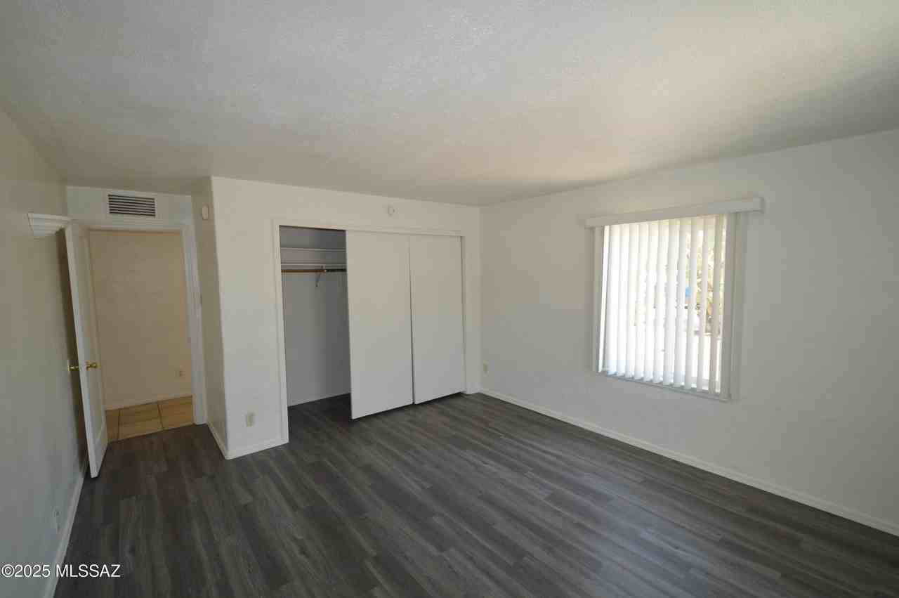 2119 N Catalina Ave - Photo 6 of 11