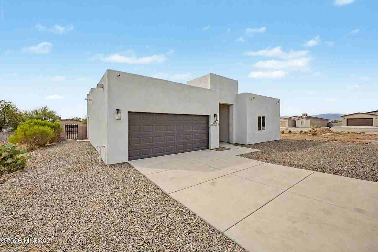 208 S Montgomery Pl - Photo 2 of 39