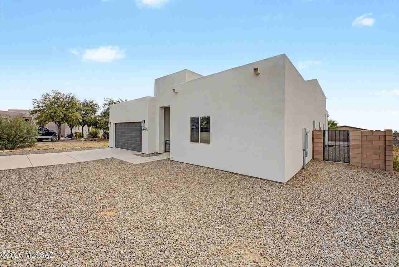 208 S Montgomery Pl - Photo 3 of 39