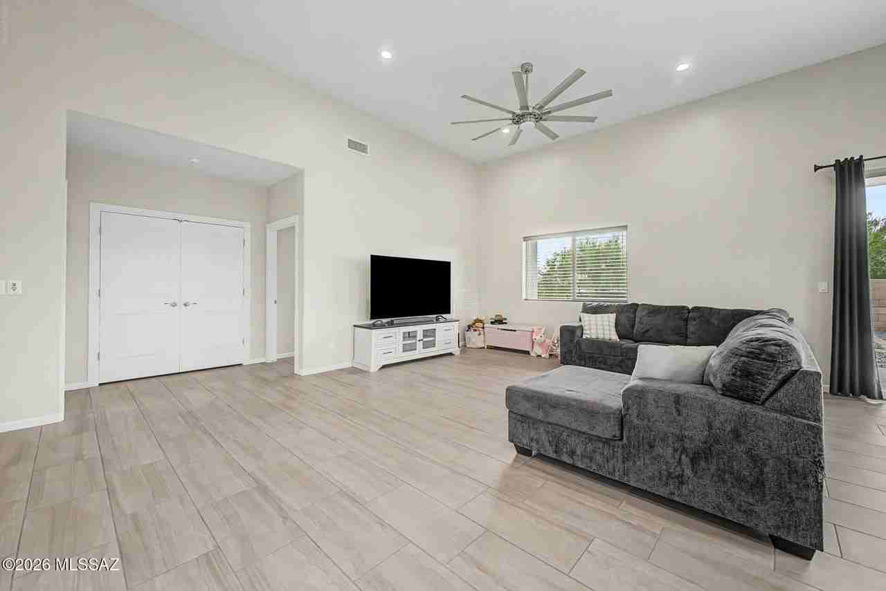 208 S Montgomery Pl - Photo 5 of 39
