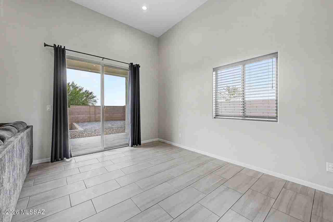 208 S Montgomery Pl - Photo 7 of 39