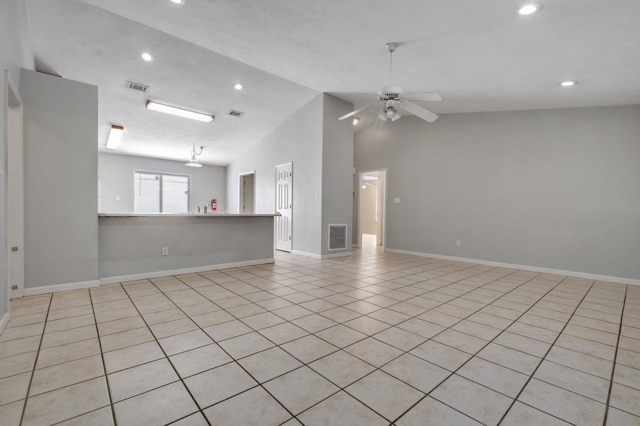 712 W Brevard St - Photo 3 of 23