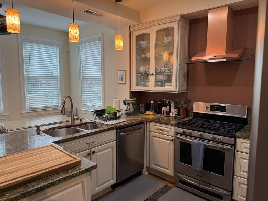908 11th St Ne #A - Photo 3 of 17