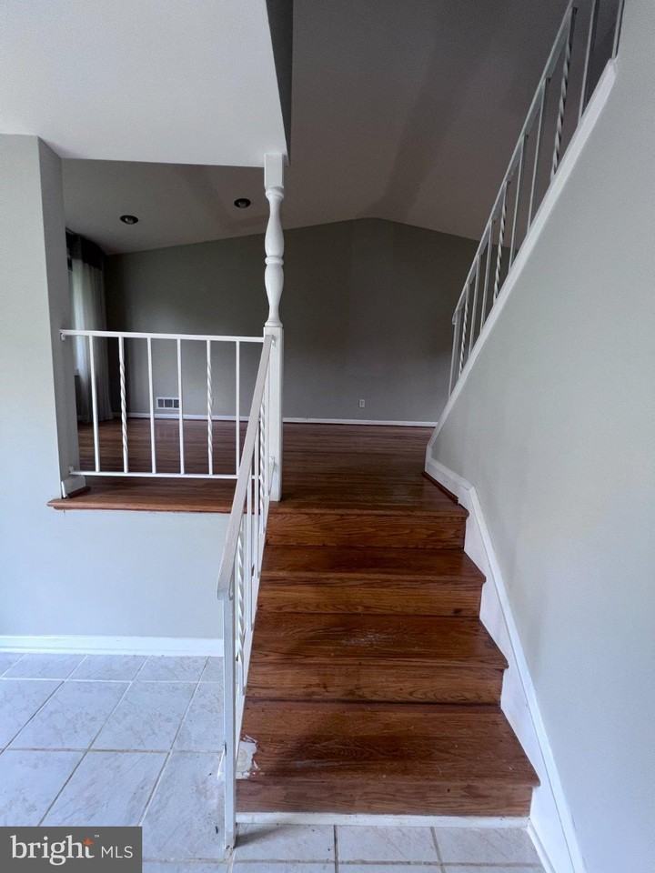 8407 Thornton Rd - Photo 4 of 30
