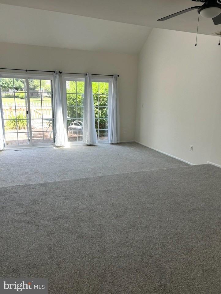 6 Stuyvesant Ct - Photo 4 of 11