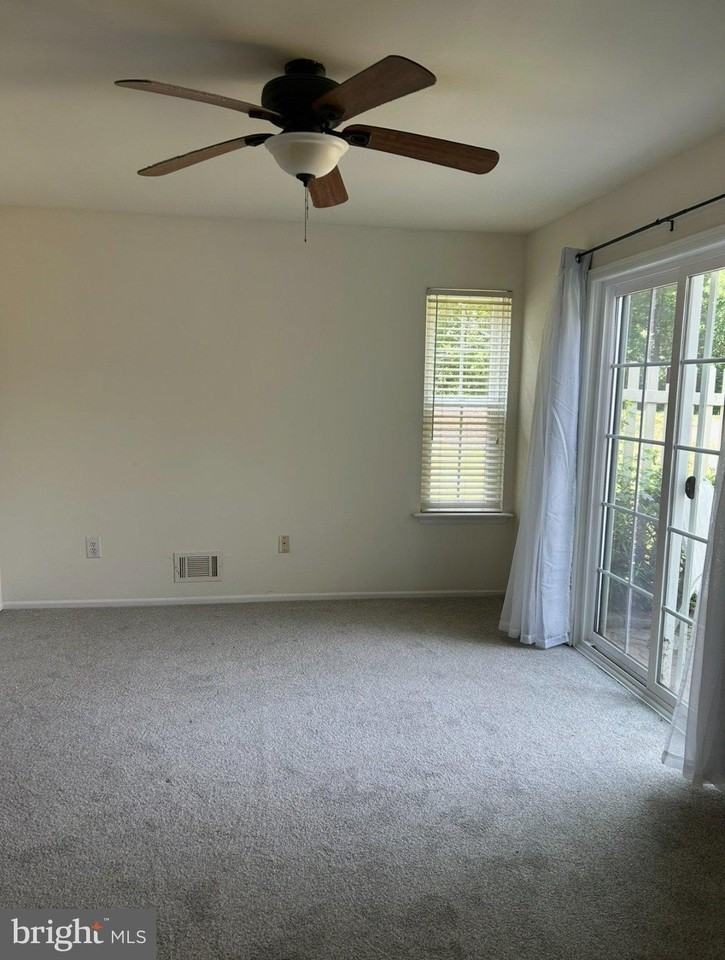6 Stuyvesant Ct - Photo 7 of 11