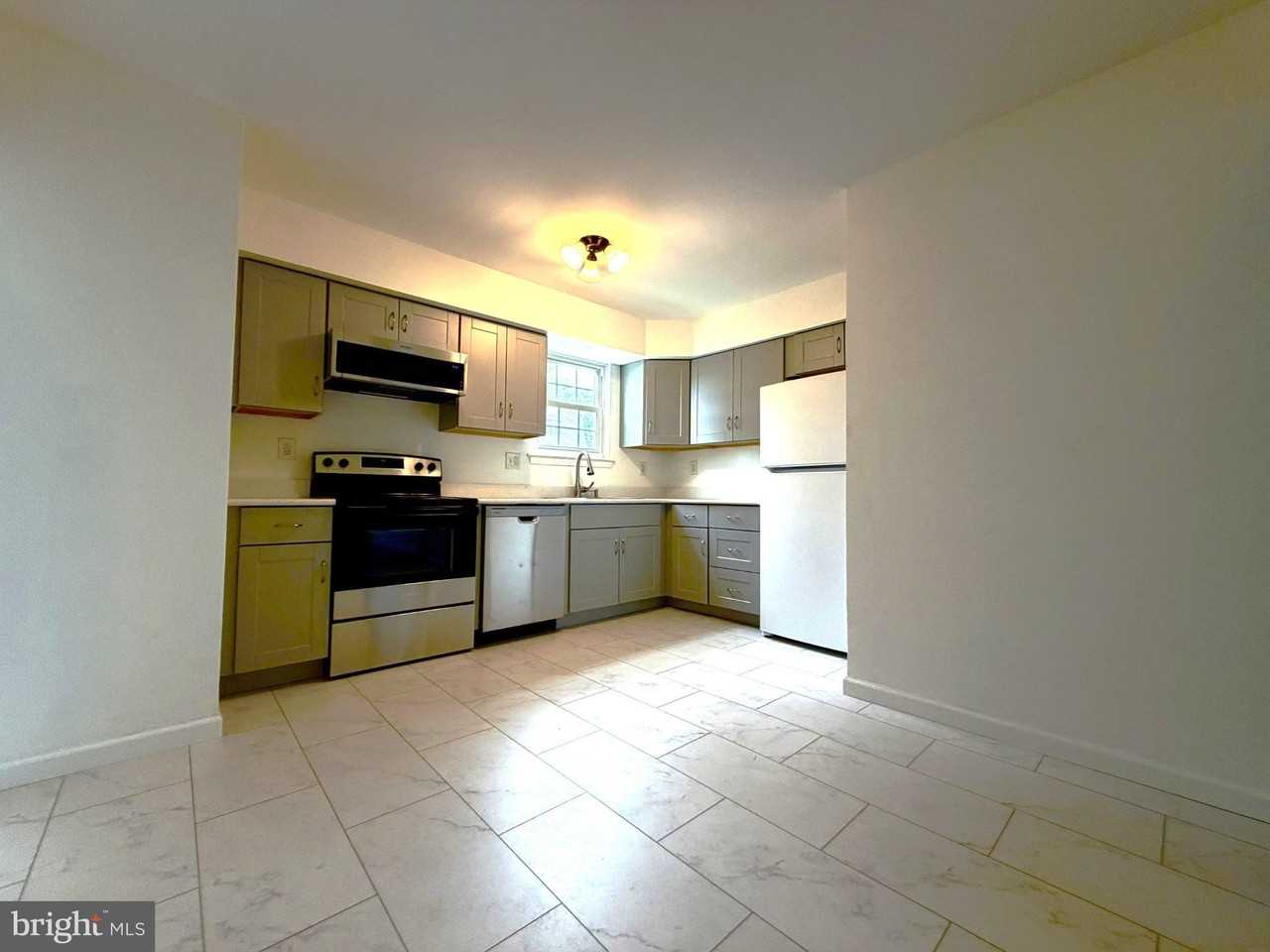 422 Village Ln - Photo 5 of 21