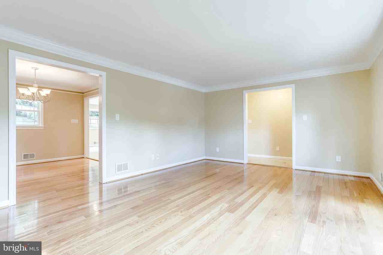 4894 Williamsburg Blvd - Photo 5 of 48