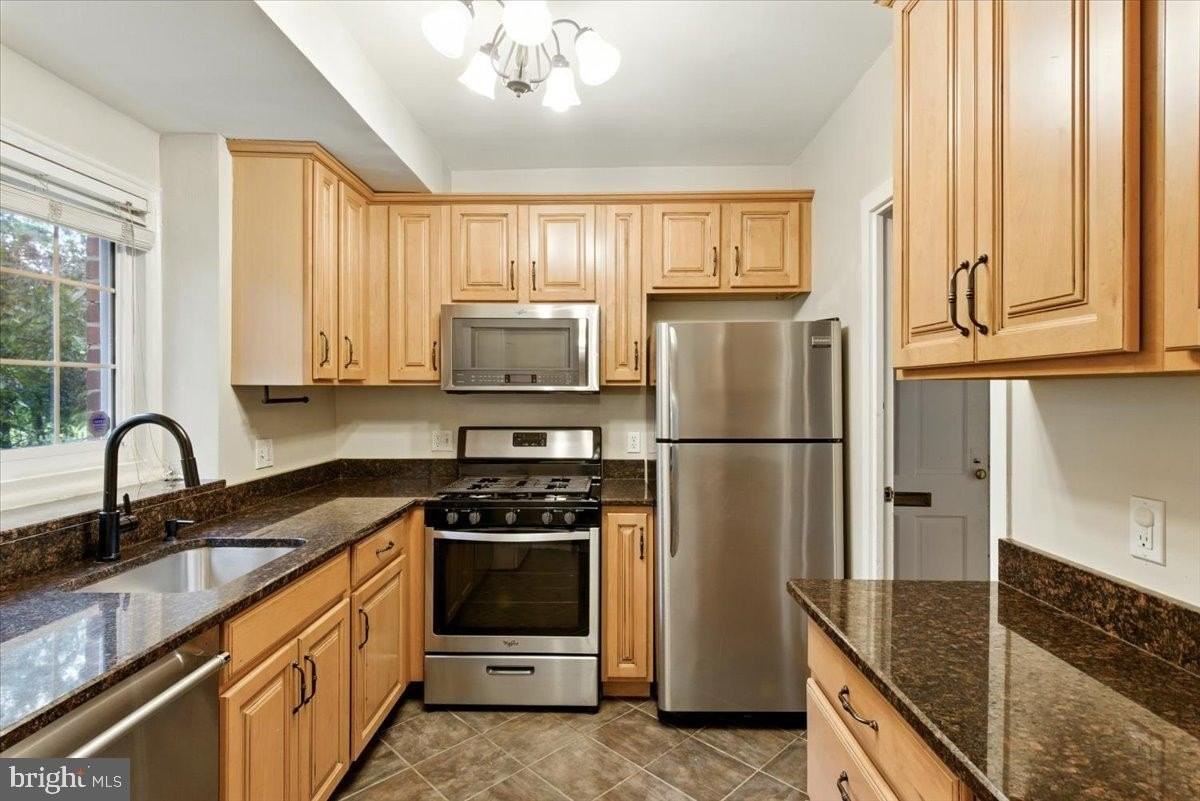 1006 Valley Dr - Photo 5 of 20