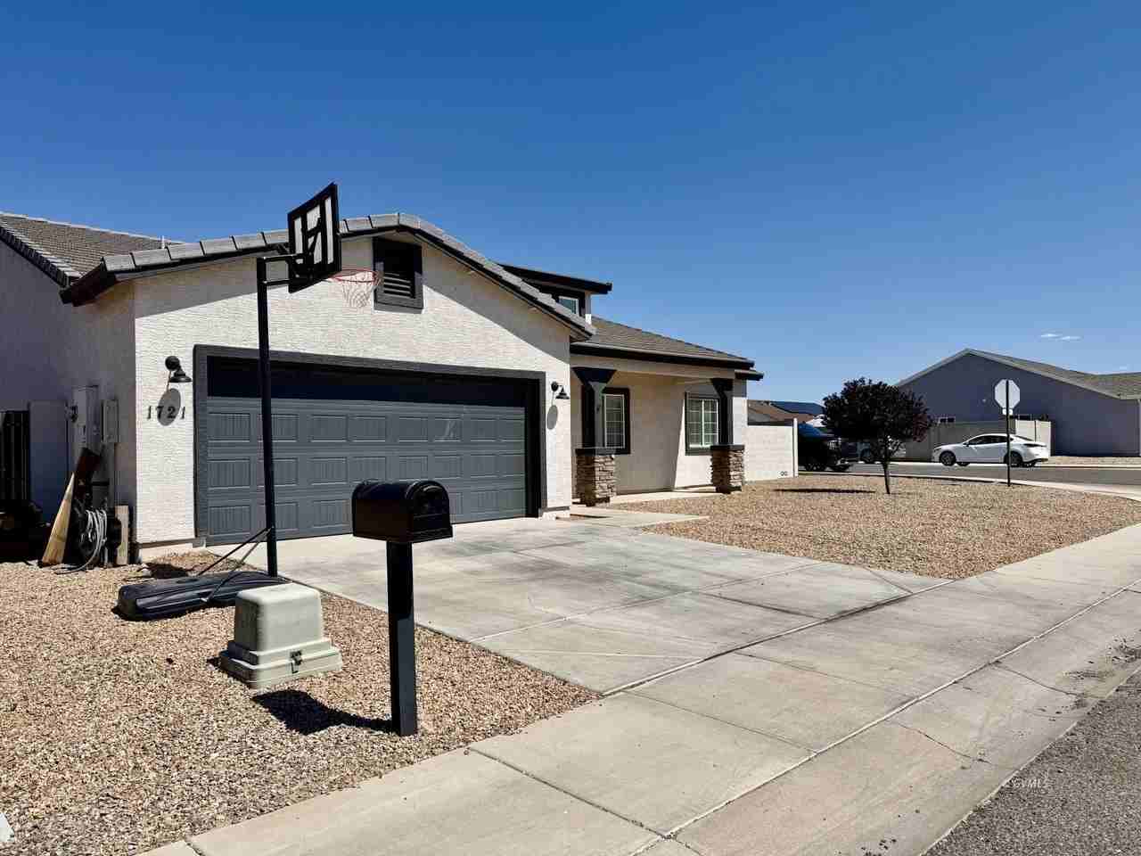 1721 N Eloisa Ln - Photo 2 of 28