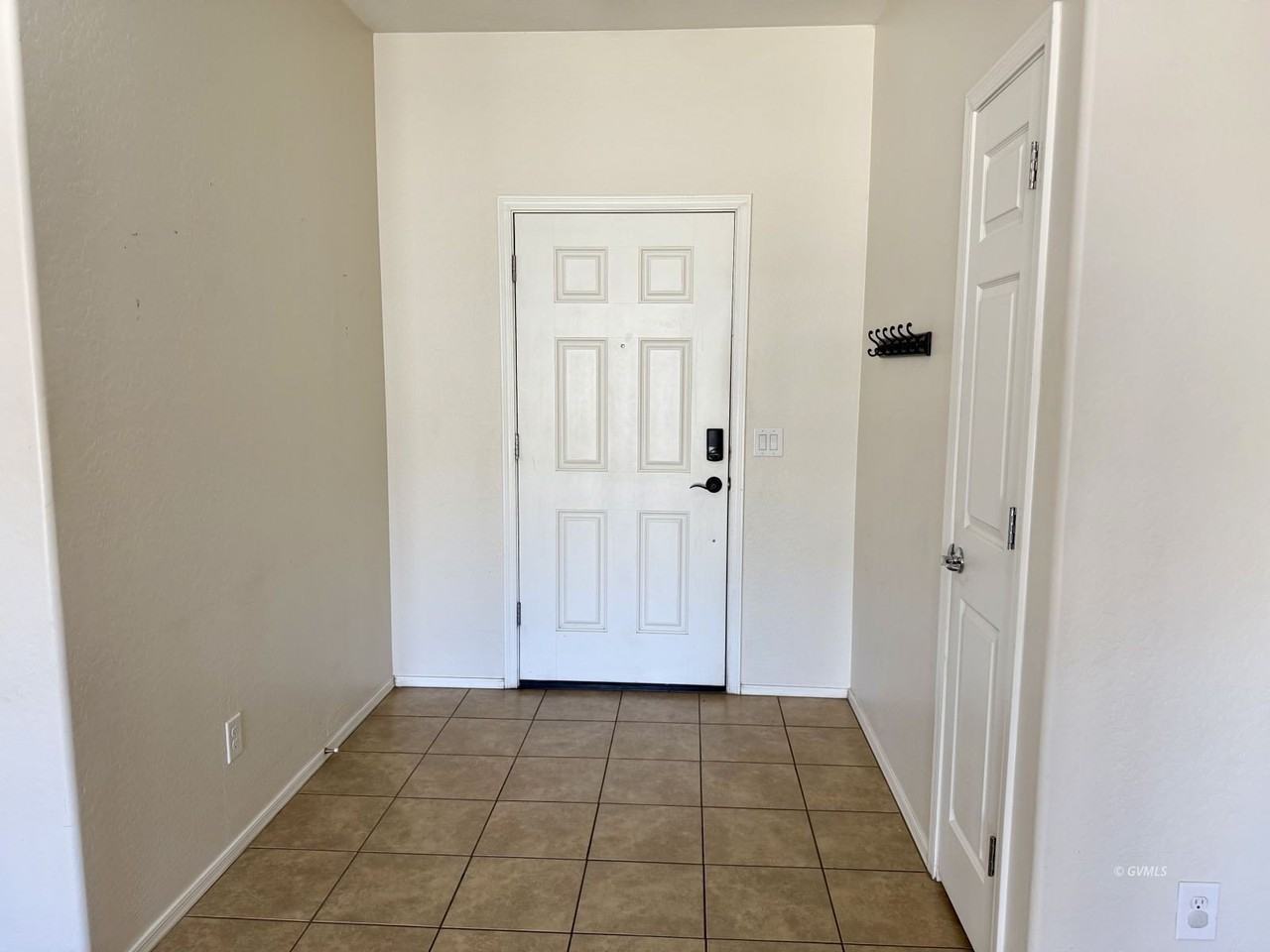 1721 N Eloisa Ln - Photo 4 of 28
