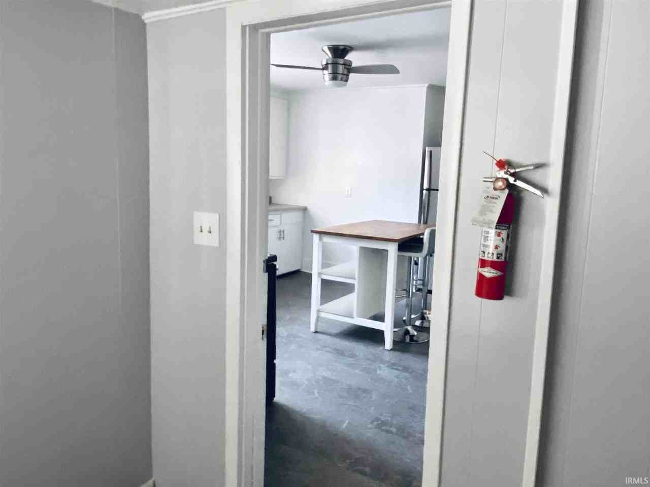 809 S Washington St - Photo 4 of 33