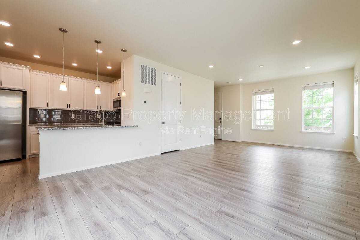 17626 Olive St - Photo 3 of 10