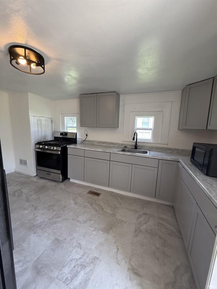 1326 Buntin St - Photo 6 of 20