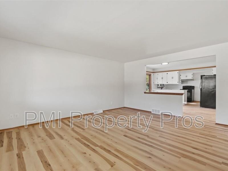 8150 S 88th St - Photo 3 of 39