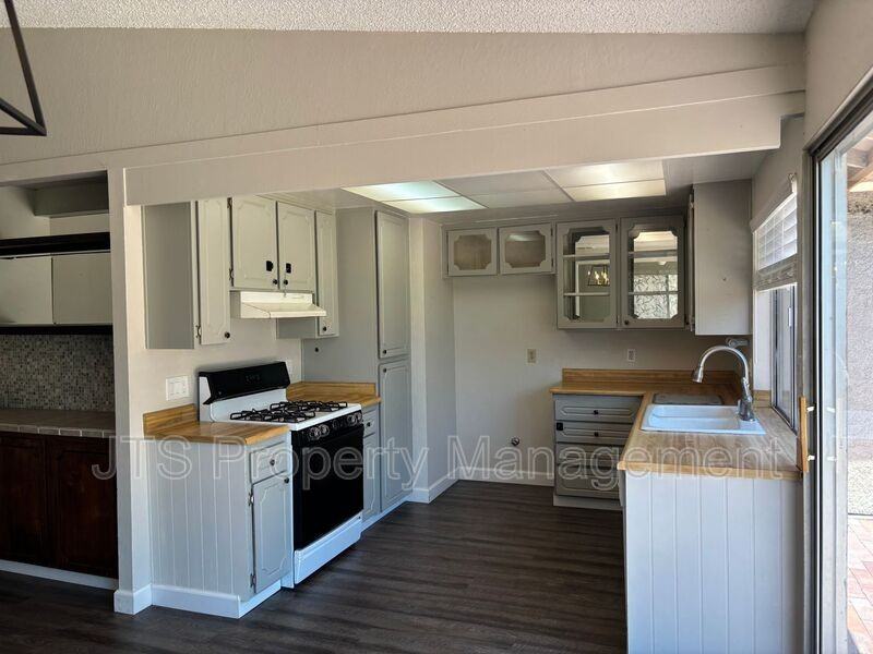 5748 Muldrow Rd - Photo 4 of 11